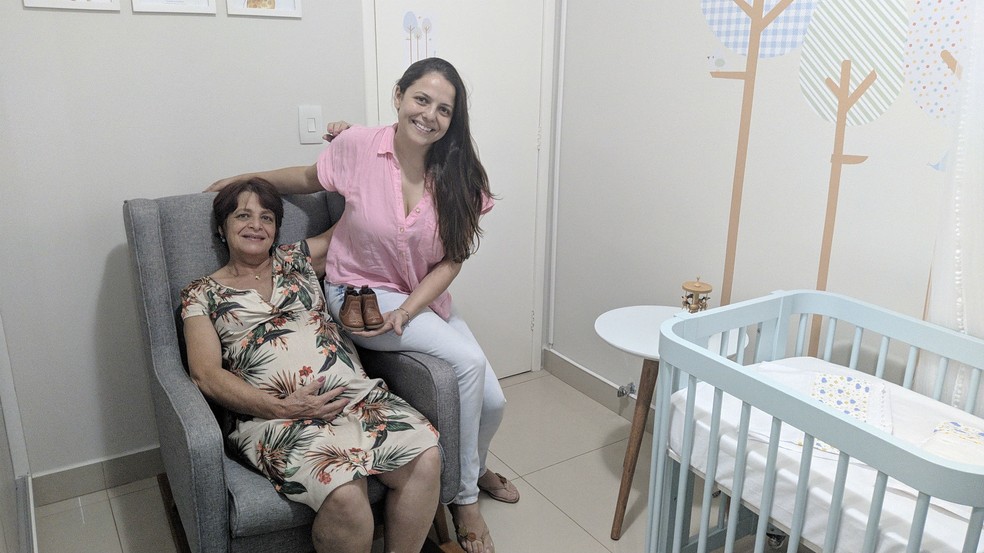 Thais curtindo a barriga da mãe Tereza, que está no oitavo mês de gestação do próprio neto  — Foto: Vanessa Pires/G1