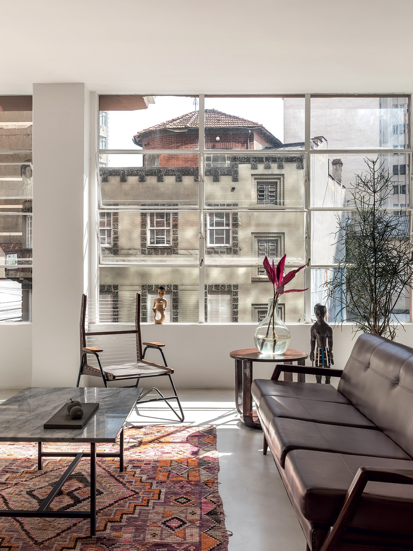 Apartamento-galeria de 400 m² exibe peças de arte em meio as paredes brancas e vista para o centro de Curitiba (Foto: Eduardo Macarios/Divulgação)