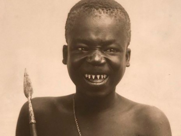 O jovem congolês Ota Benga que foi capturado em seu país para ser escravo nos EUA (Foto: Reprodução/Missouri Historical Society)