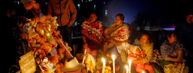 Pessoas participam de celebração da Noite dos Mortos durante o Dia dos Mortos na comunidade indígena Purepecha de Janitzio, estado de Michoacan, México. — Foto: MARIO ARMAS / AFP