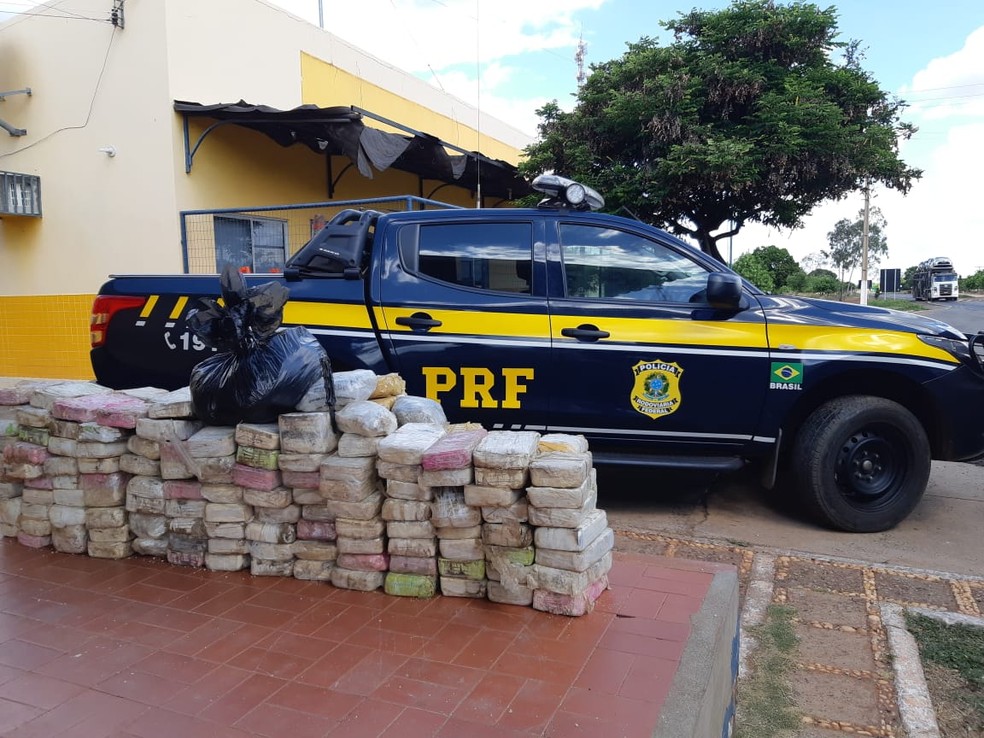 Polícia Rodoviária Federal apreende grande quantidade de pasta base de cocaína no Piauí — Foto: Divulgação/PRF