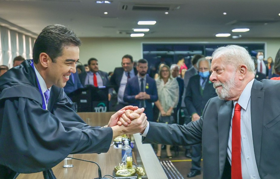 Presidente eleito Luiz Inácio Lula da Silva cumprimenta Bruno Dantas, novo presidente do TCU, nesta quarta-feira (14)