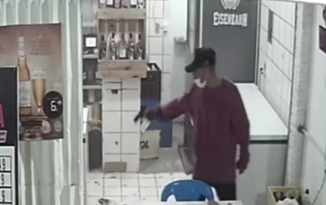 Vídeo mostra sequência de disparos contra jovem morto em bar onde ele trabalhava em Teresi