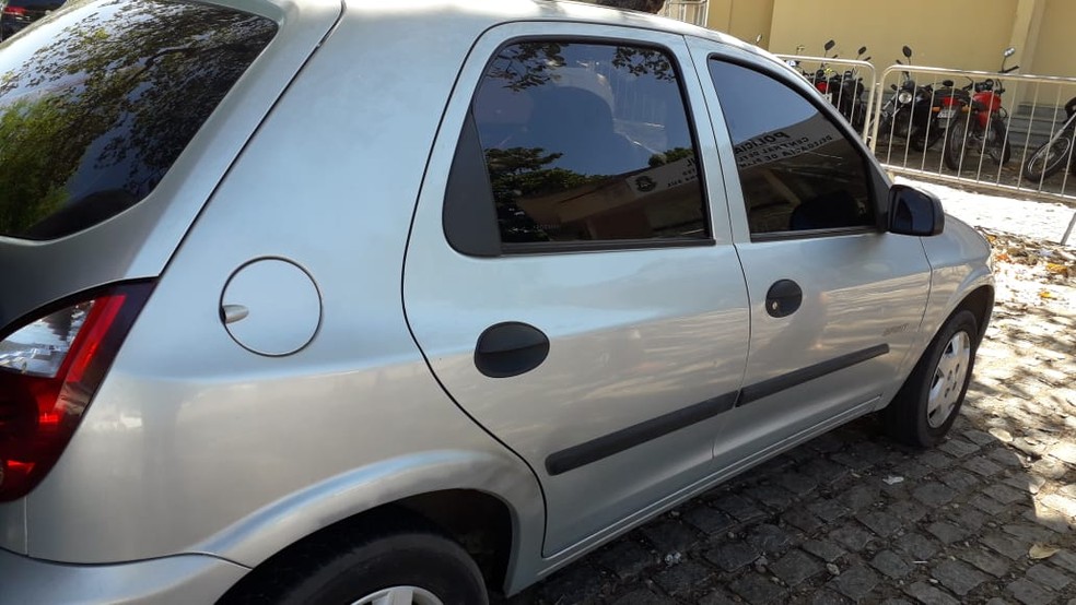 Assaltantes obrigaram motorista de aplicativo a dirigir o próprio carro para fugir após roubos em Nova Parnamirim — Foto: Julianne Barreto/Inter TV Cabugi