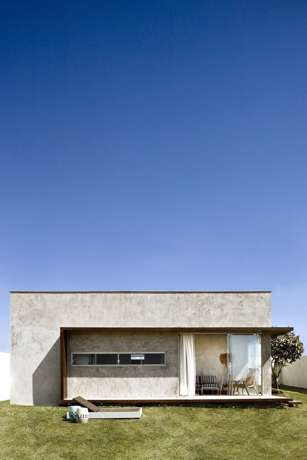 Caixa de concreto revela pequena casa de 65 m² (Foto: Edgard Cesar/Divulgação)