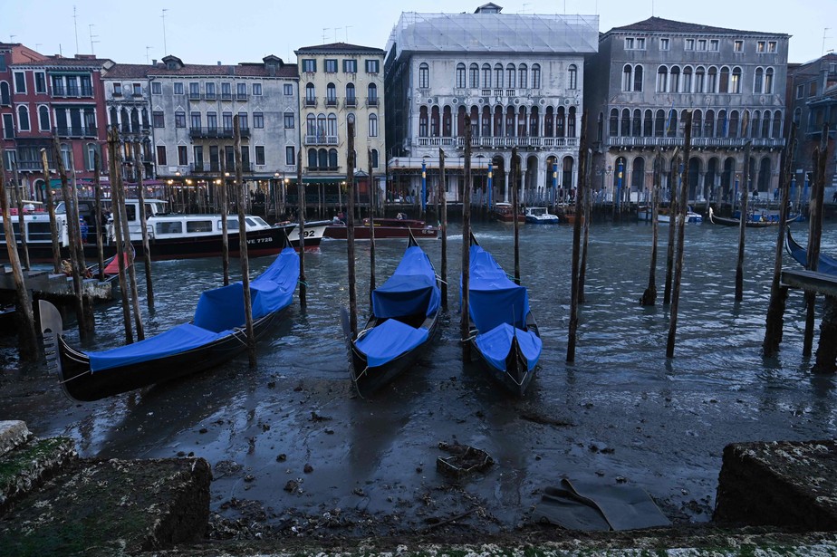 Tradicionais gôndolas de Veneza, na Itália, ficam encalhadas por falta de chuva