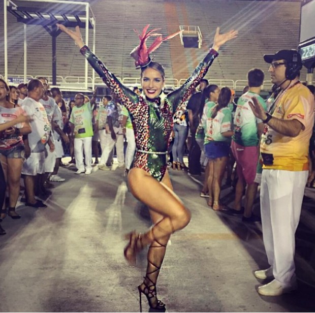 Monique Alfradique aposta em look que destaca as pernas para ensaio de Carnaval (Foto: Reprodução/Instagram)