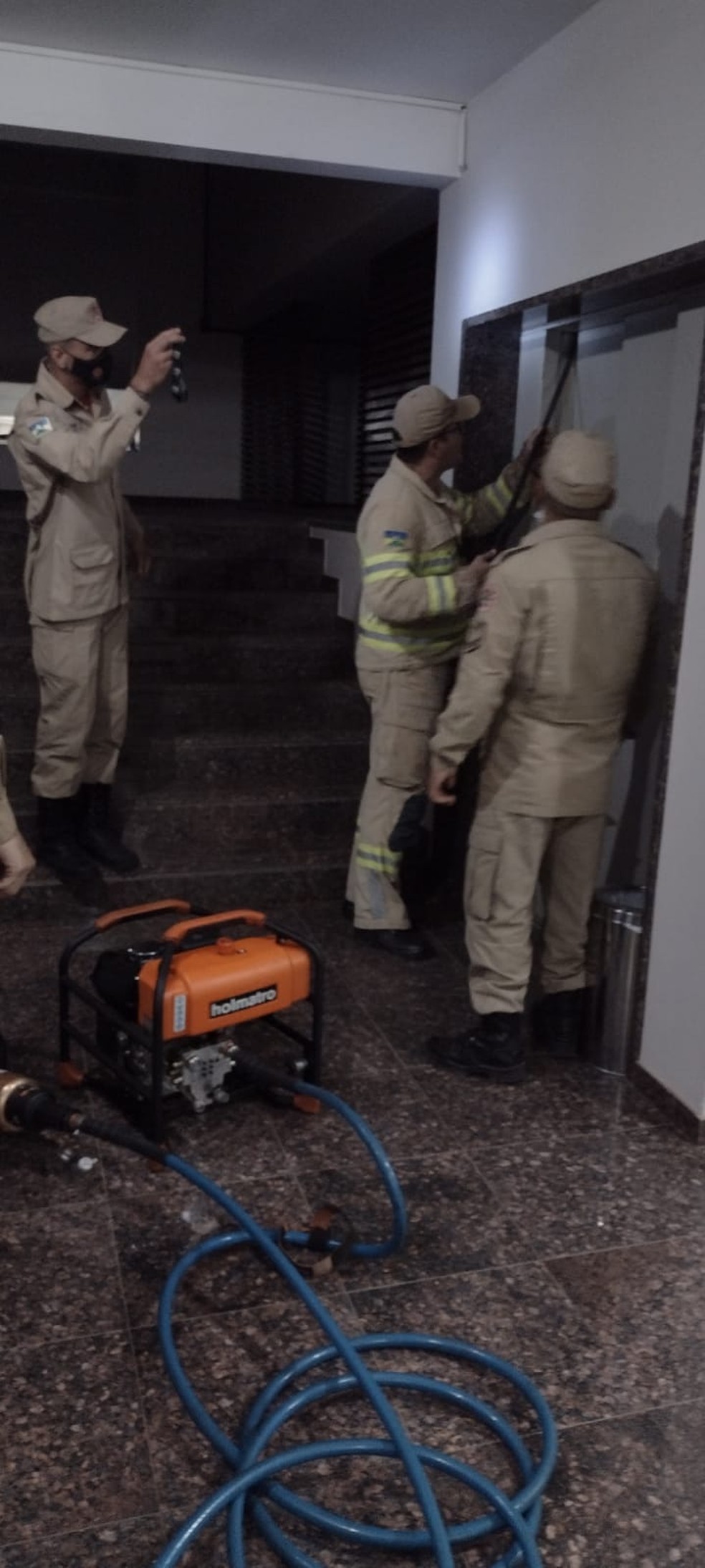 Homem fica preso em elevador de hotel em Jaru (RO) na noite de sexta-feira (13). — Foto: Reprodução