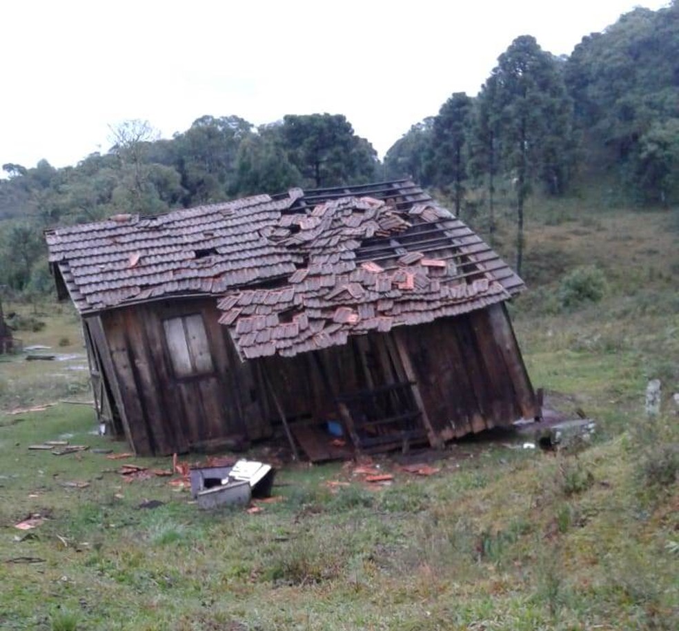 Vendaval destelhou casa em Bituruna, no sul do Paraná, nesta quinta-feira (11) — Foto: Edeni Doner/Arquivo pessoal