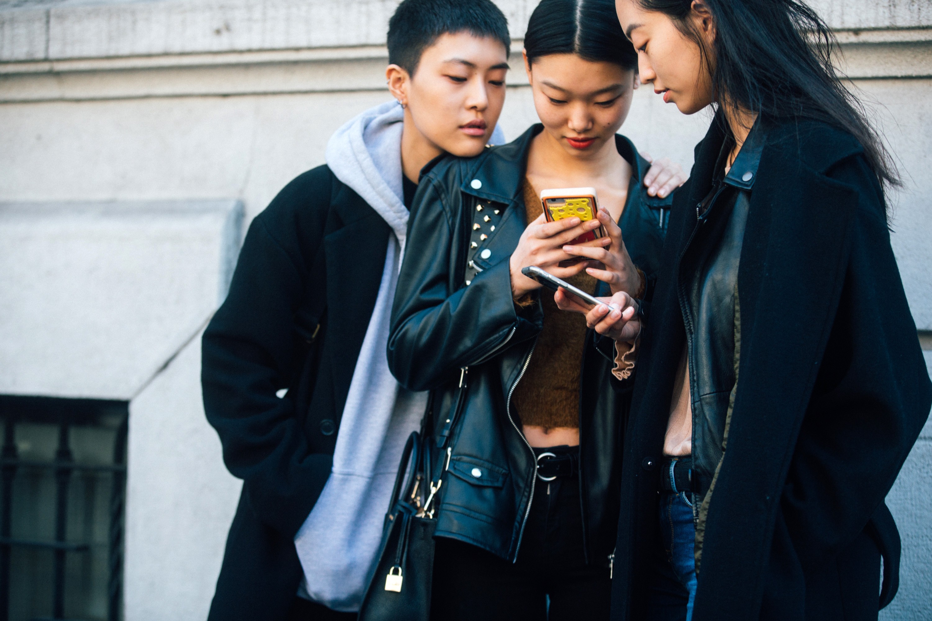 MILAN, ITALY - FEBRUARY 26: Korean models Sohyun Jung, Yoon Young Bae, Jiya Kwon chekc their phone after the Marni show during Milan Fashion Week Fall/Winter 2017/18 on February 26, 2017 in Milan, Italy. (Photo by Melodie Jeng/Getty Images) (Foto: Getty Images)
