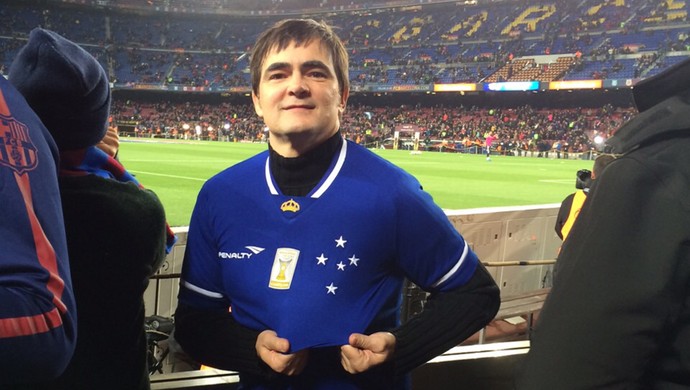 Vestindo a camisa do Cruzeiro, cantor Samuel Rosa assiste vitória do Barça
