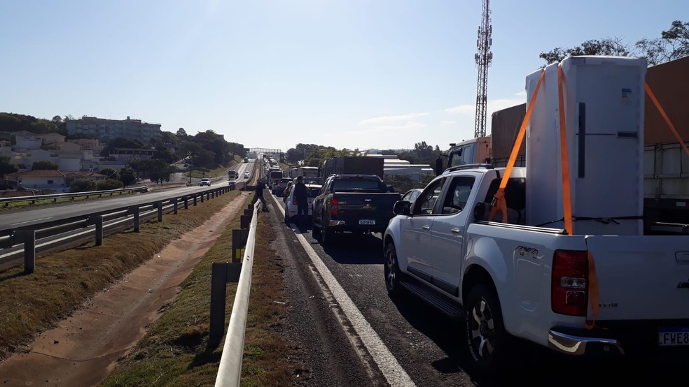 Trânsito ficou prejudicado na Rodovia Raposo Tavares, em Presidente Prudente, na tarde desta quarta-feira (21) — Foto: Emerson Sanchez/TV Fronteira