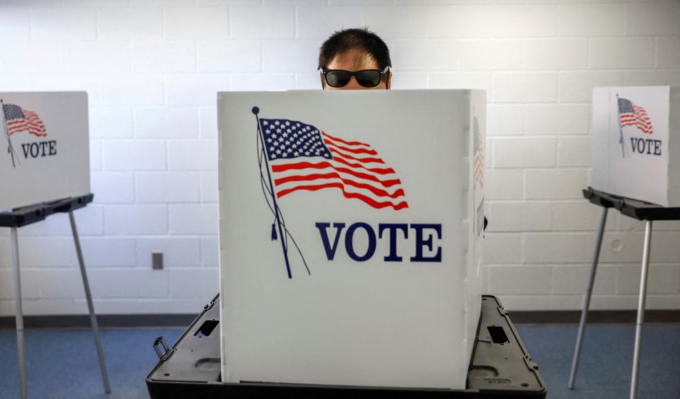 Eleitor vota de forma antecipada em Lansing, Michigan, nesta segunda-feira (7) — Foto: Evelyn Hockstein/Reuters
