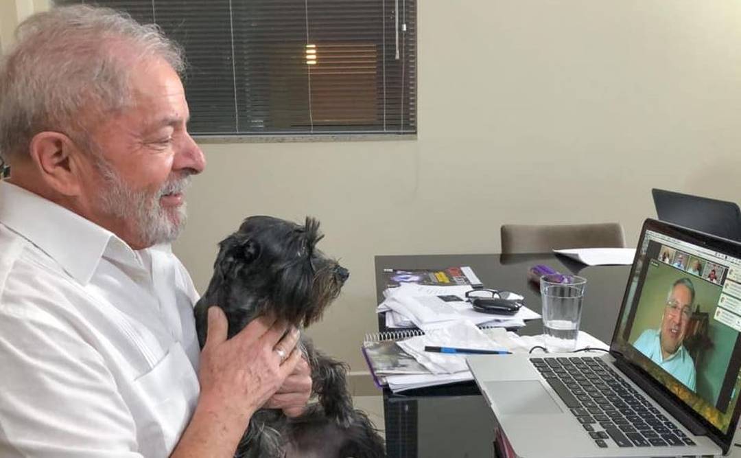 Lula com a cadela Resistência em imagem de arquivo