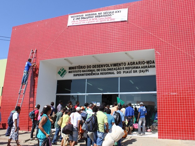Cerca de 800 pessoas ocuparam a sede do Incra em Teresina (Foto: Gil Oliveira/ G1)