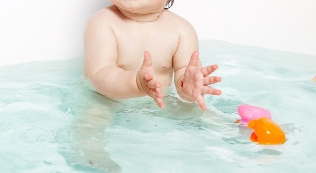 Bebê de 9 meses se afoga em banheira, nos EUA (Foto: Reprodução)