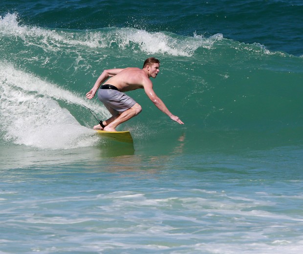 Pedro Novaes surfa na praia da Barra da Tijuca (Foto: Dilson Silva/AgNews)