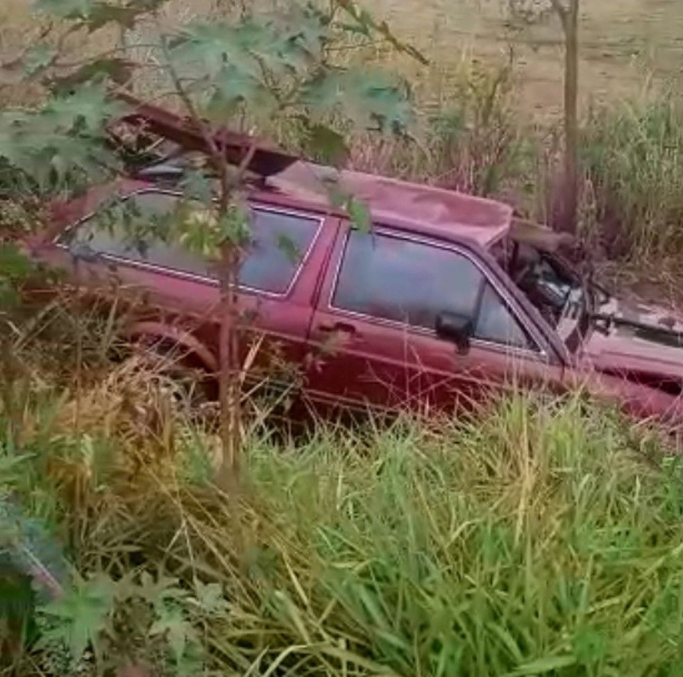 Veículo foi tirado do córrego com a ajuda de um trator — Foto: Cedida
