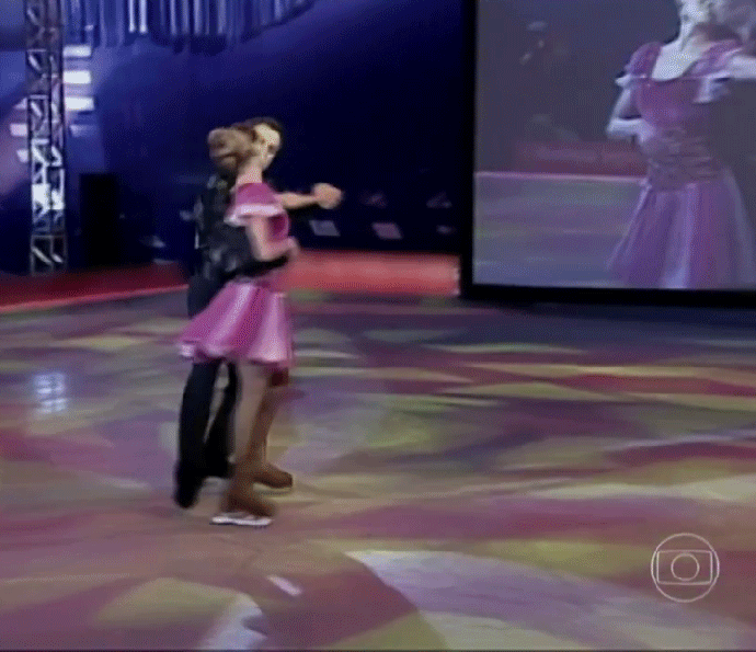 Deborah Secco gira no 'Dança do Gelo' do 'Domingão do Faustão' (Foto: TV Globo)