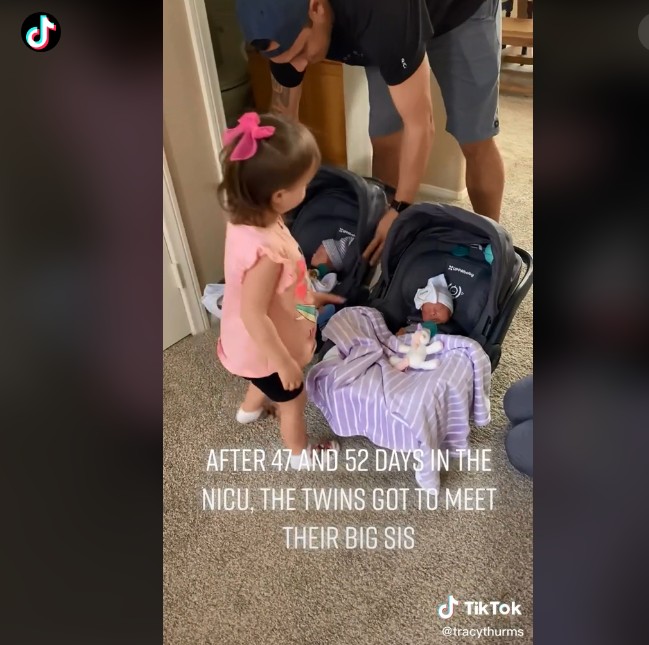 Vídeo viralizou ao mostrar encontro entre irmã mais velha e gêmeos recém-nascidos (Foto: Reprodução/TikTok/Tracy Thurms)
