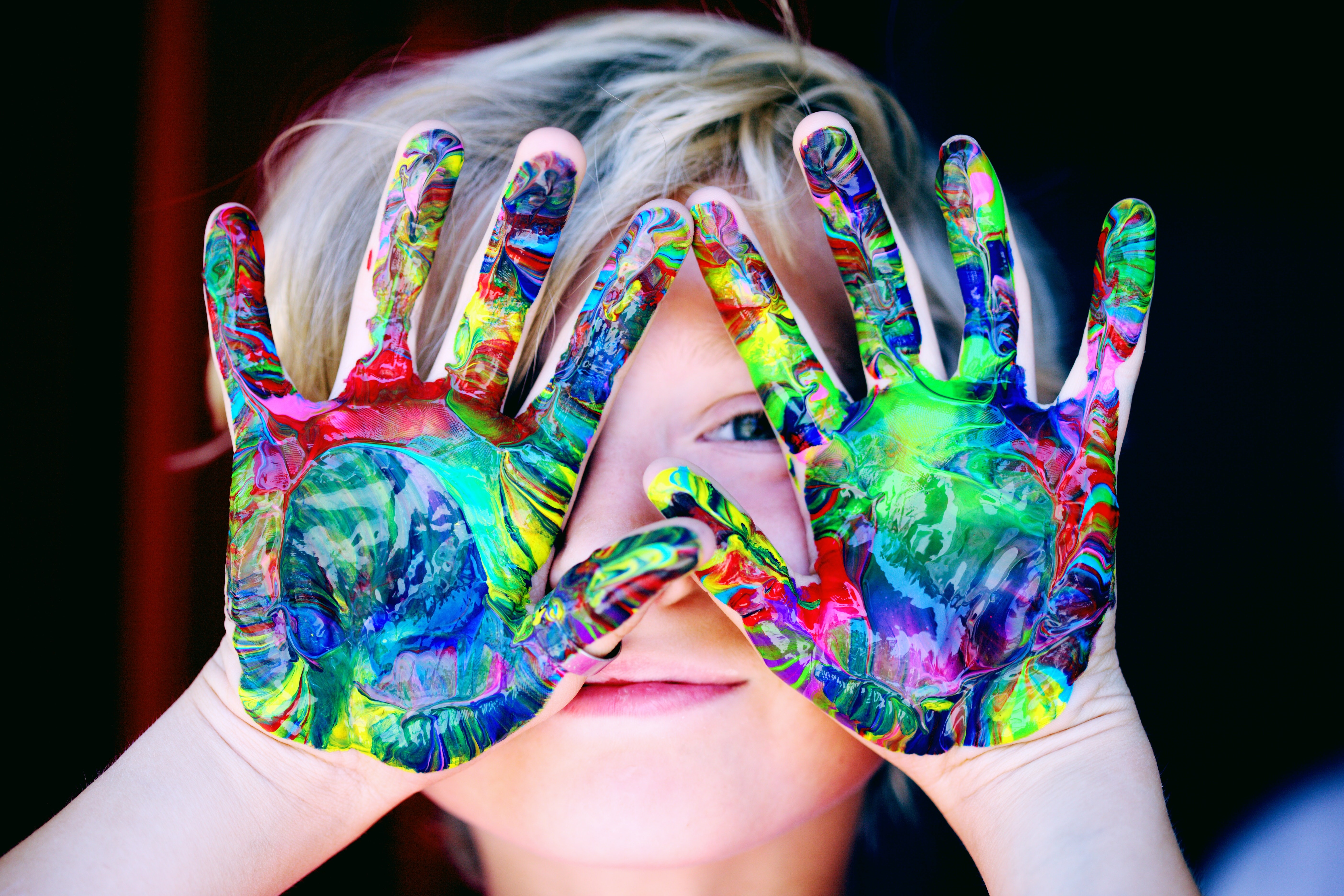 Criança com as mãos pintadas (Foto: Sharon Mccutcheon/Pexels)