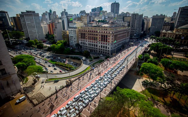 Taxistas estacionados no Viaduto do Chá, onde fica a Prefeitura de São Paulo (Foto: Cris Faga/Fox Press Photo/Estadão Conteúdo)