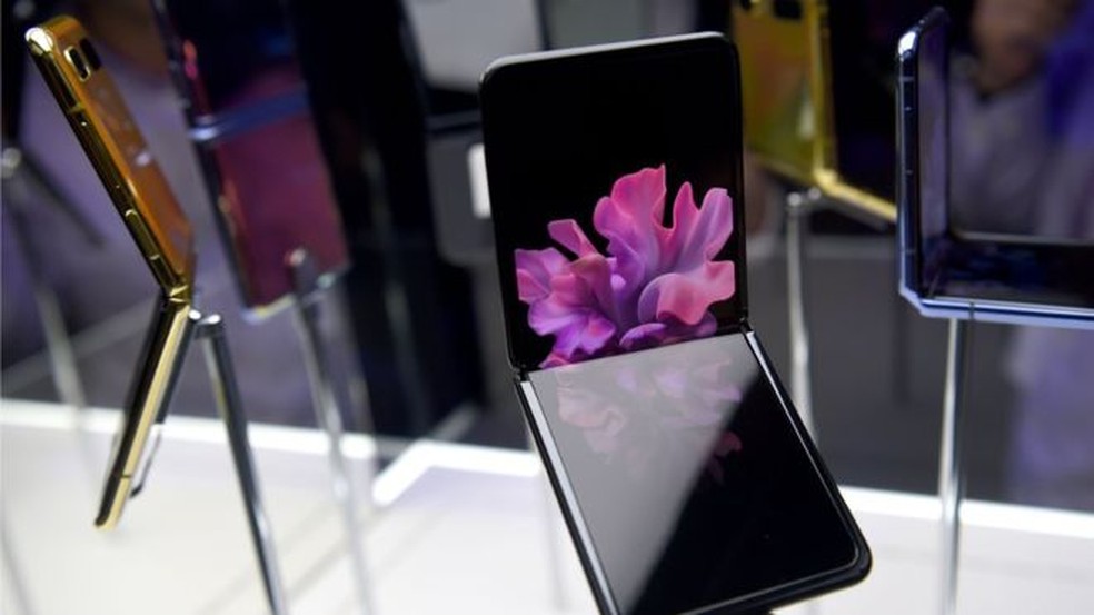 O 'vidro flexível' é um dos principais diferenciais do Galaxy Z Flip — Foto: Getty Images via BBC