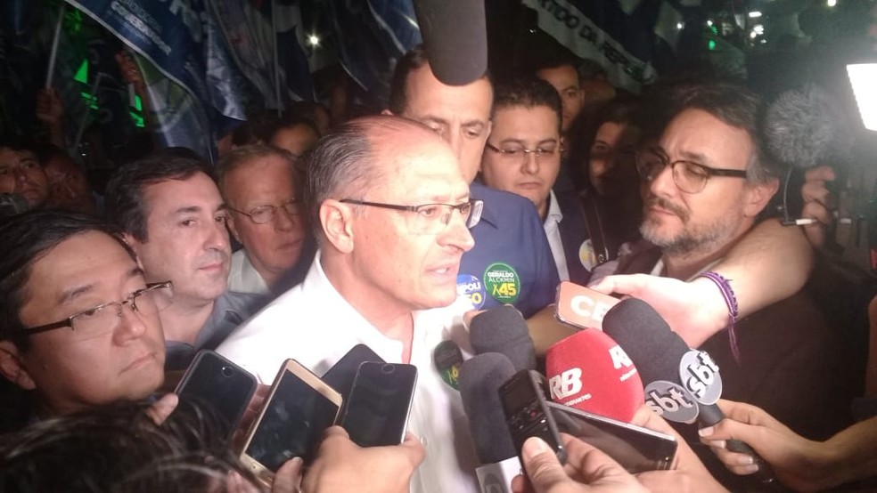 Geraldo Alckmin (PSDB) durante entrevista a jornalistas em Mogi das Cruzes (Foto: Natan Lira/G1)
