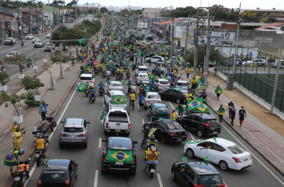 Apoiadores de Jair Bolsonaro no início da carreata na Avenida Alberto Craveiro em Fortaleza. — Foto: Kid Júnior/Sistema Verdes Mares