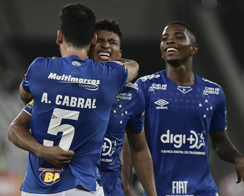 Éderson e Cacá tiveram boas atuações pelo Cruzeiro  — Foto: Marcello Dias / Light Press/ Cruzeiro