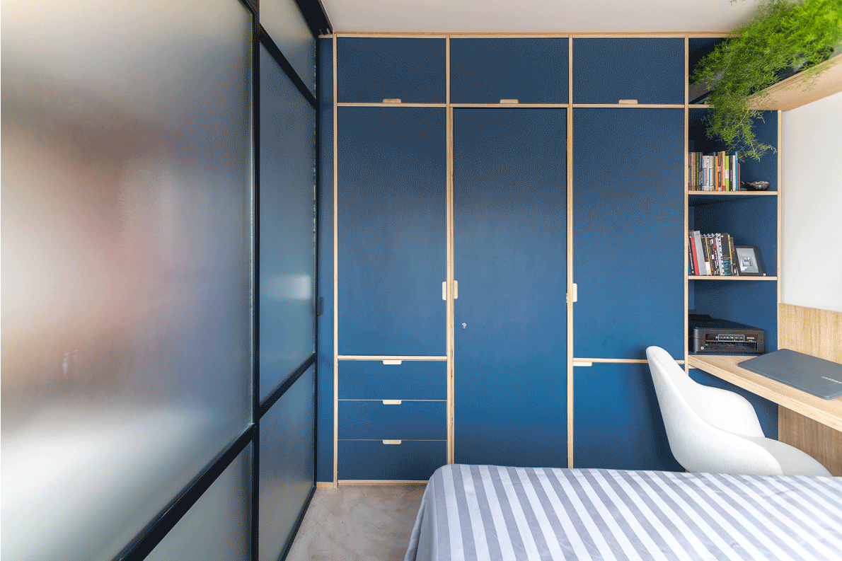 INTEGRAÇÃO | O armário camufla a porta do banheiro e a porta de vidro permite dar mais privacidade para o quarto (Foto: Cris Farhat / Divulgação)