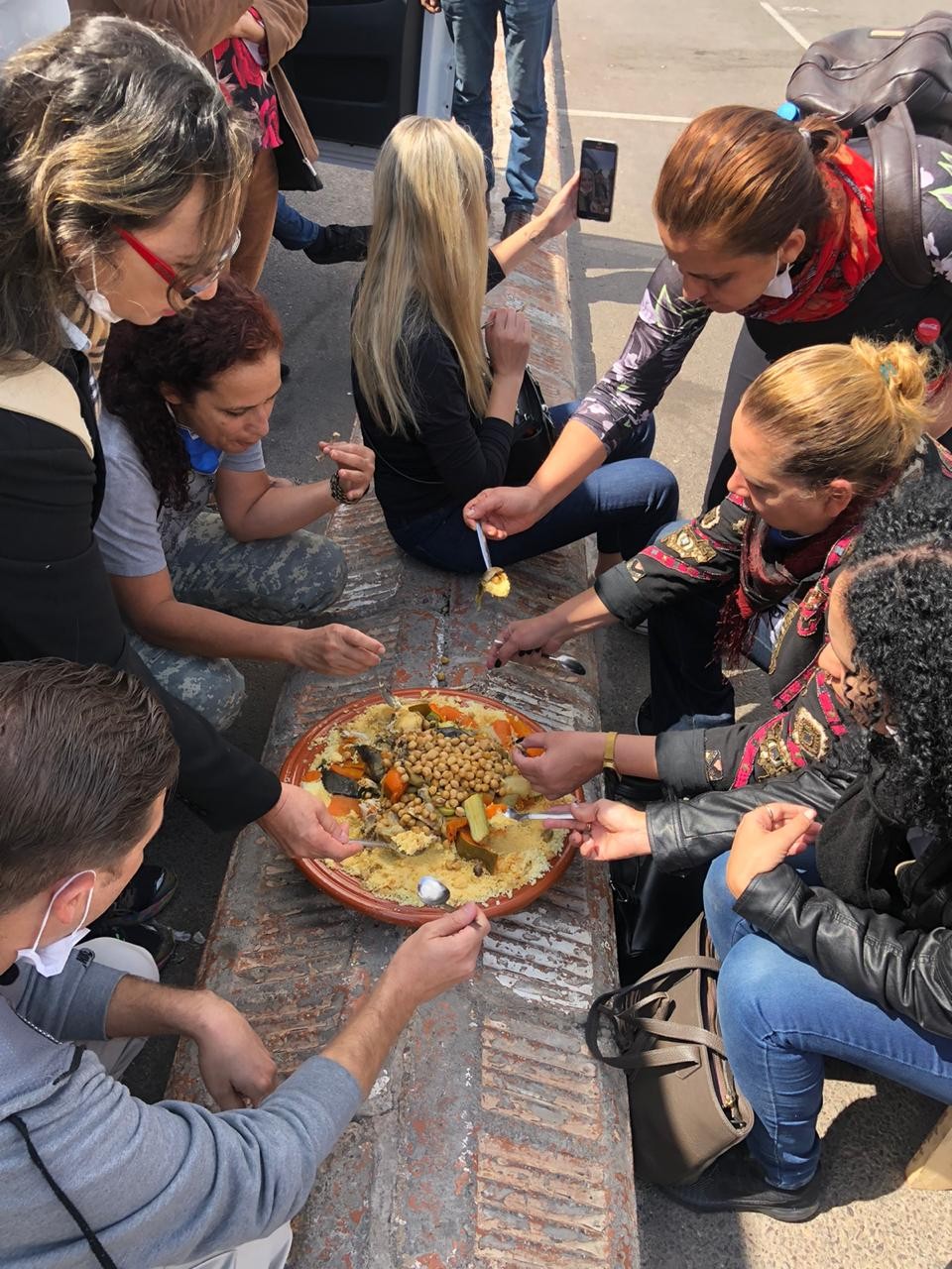 Grupo de turistas em que Fernanda Abreu estava comeu no chão do aeroporto de Marrocos (Foto: Arquivo pessoal)