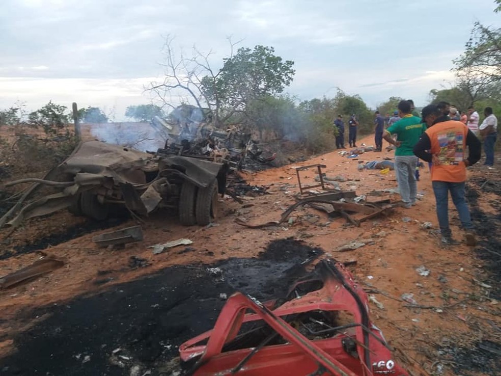 Caminhão explode e deixa três pessoas mortas no oeste da Bahia — Foto: Redes sociais