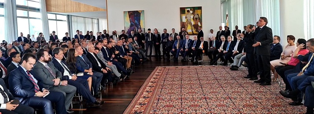 O presidente Jair Bolsonaro discursa durante ato com lideranças evangélicas, políticos e ministros na residência oficial do Palácio da Alvorada  — Foto: Reprodução / Facebook