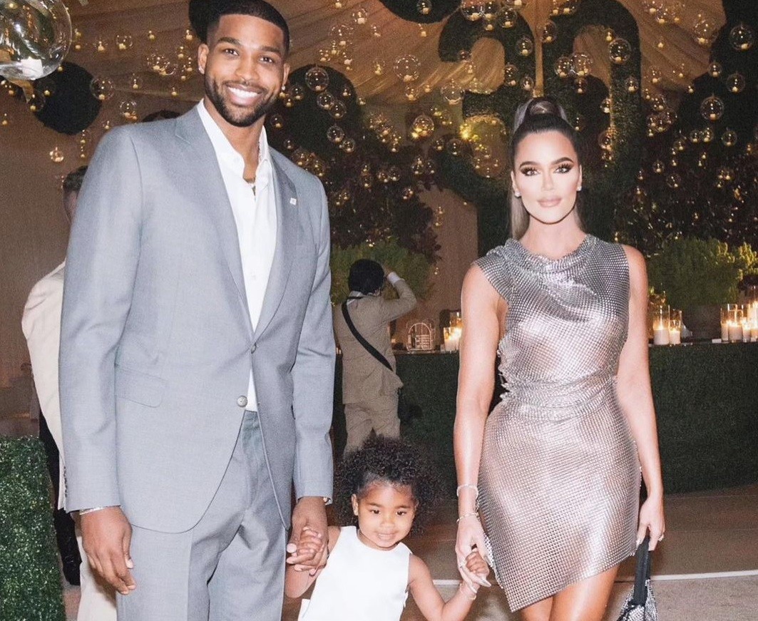 Khloé Kardashian com o marido e a filha (Foto: Reprodução/Instagram)