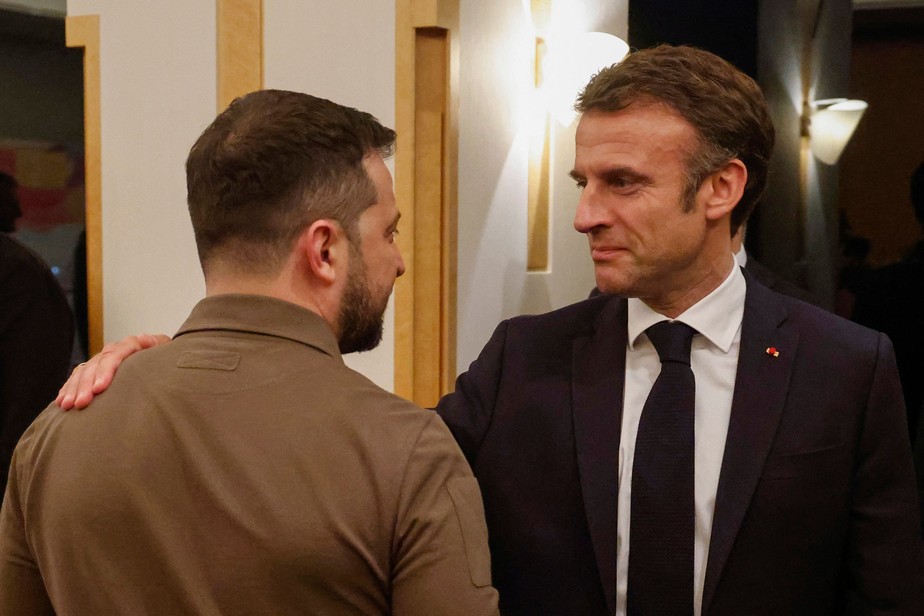 Presidente Volodymyr Zelensky fala com presidente francês, Emmanuel Macron, durante bilateral no G7; ucraniano chegou a Hiroshima com avião emprestado da França
