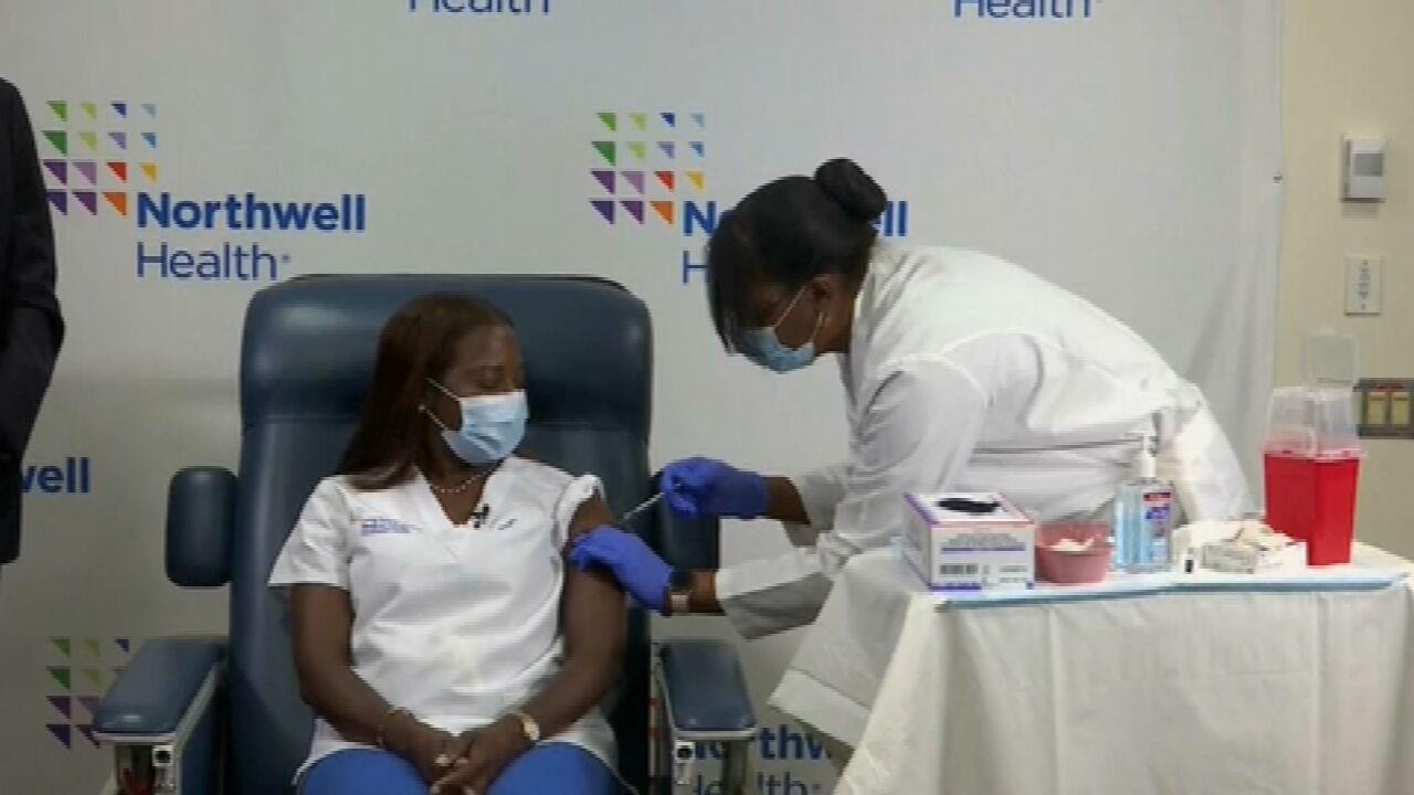 VÍDEO: Enfermeira é a primeira a receber a 2ª dose da vacina da Pfizer nos EUA