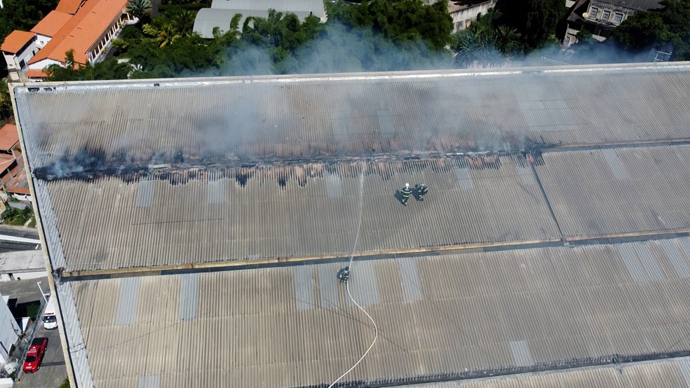 Telhado do Teatro Castro Alves foi atingido por incêndio nesta quarta-feira — Foto: Cau Bezerra