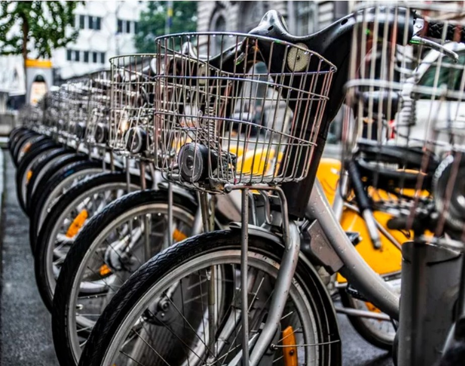 Diversas bicicletas estacionadas em Bruxelas, na Bélgica