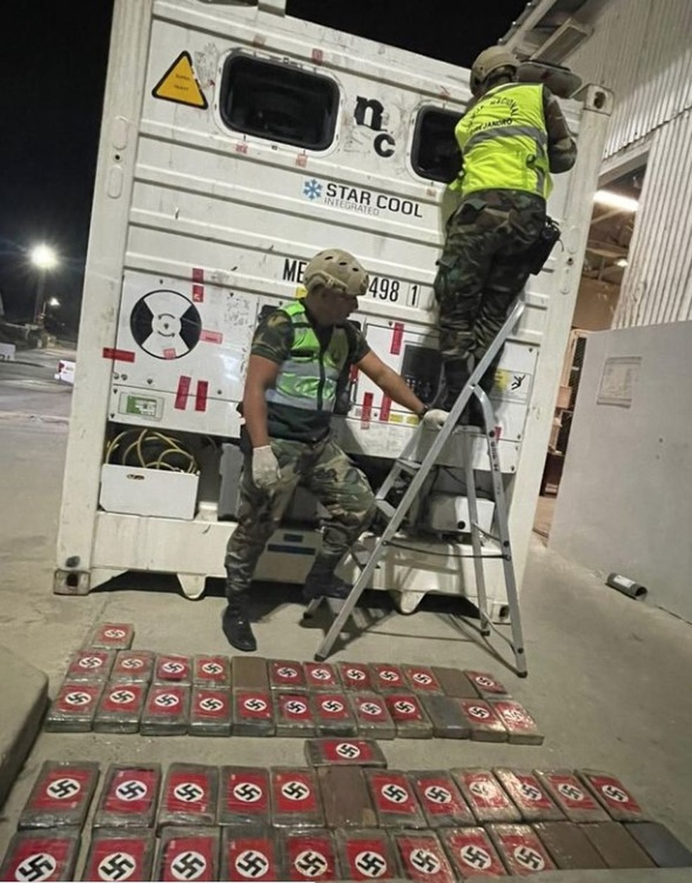 Polícia peruana encontra 57 quilos de cocaína marcados com suástica nazista e 'Hitler' — Foto: Divulgação/Polícia Nacional do Peru