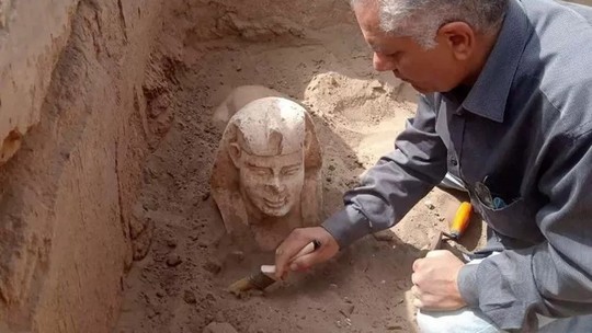 A curiosa esfinge sorridente descoberta em escavação no Egito