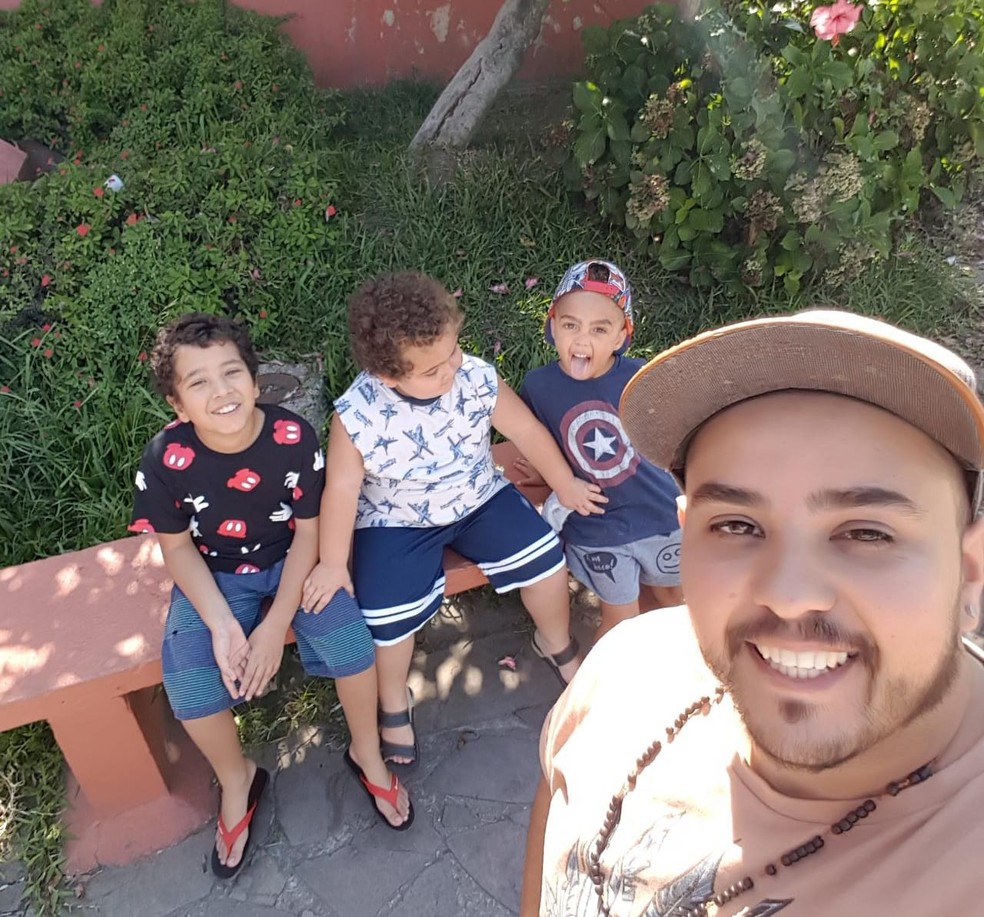 Rafaél com os filhos Aron Gabriel, Bernardo e Benjamin antes do isolamento em Pelotas — Foto: Arquivo Pessoal 