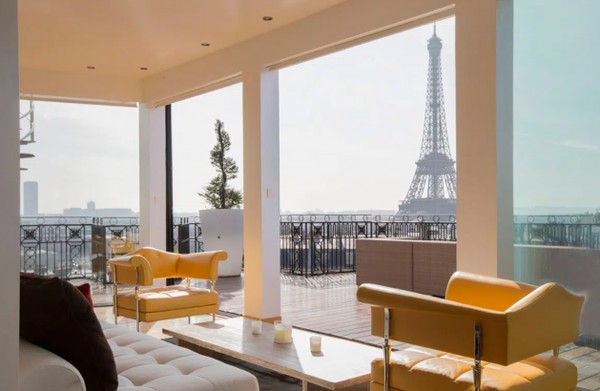 Sala de estar conta com vista privilegiada para a Torre Eiffel &mdash; Foto: Divulga&ccedil;&atilde;o
