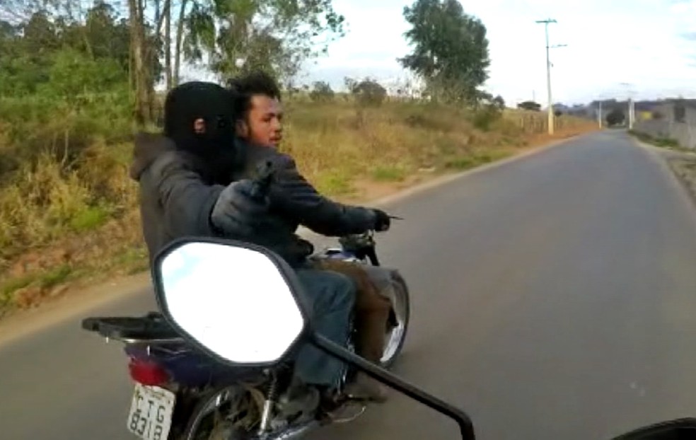 Câmera em capacete flagra momento em que mulher tem moto roubada por assaltantes em Toledo — Foto: Reprodução EPTV