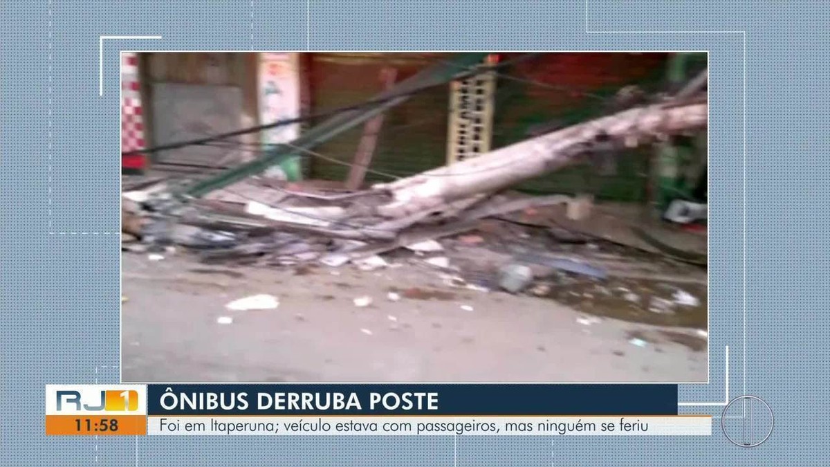 Ônibus derruba poste em fachada de farmácia em Itaperuna, no RJ - G1