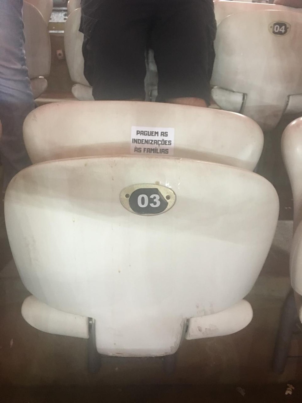 Torcedores do Vasco colam adesivos no Maracanã — Foto: globoesporte.com