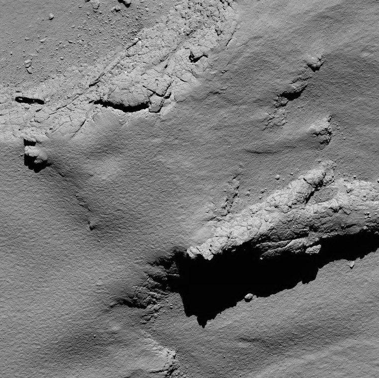  Imagem do cometa 67P/Churyumov-Gerasimenko tirada nesta sexta-feira (30) pela câmera OSIRIS, da sonda Rosetta, durante a descida da sonda rumo ao cometa  (Foto: ESA/Rosetta/MPS for OSIRIS Team MPS/UPD/LAM/IAA/SSO/INTA/UPM/DASP/IDA)