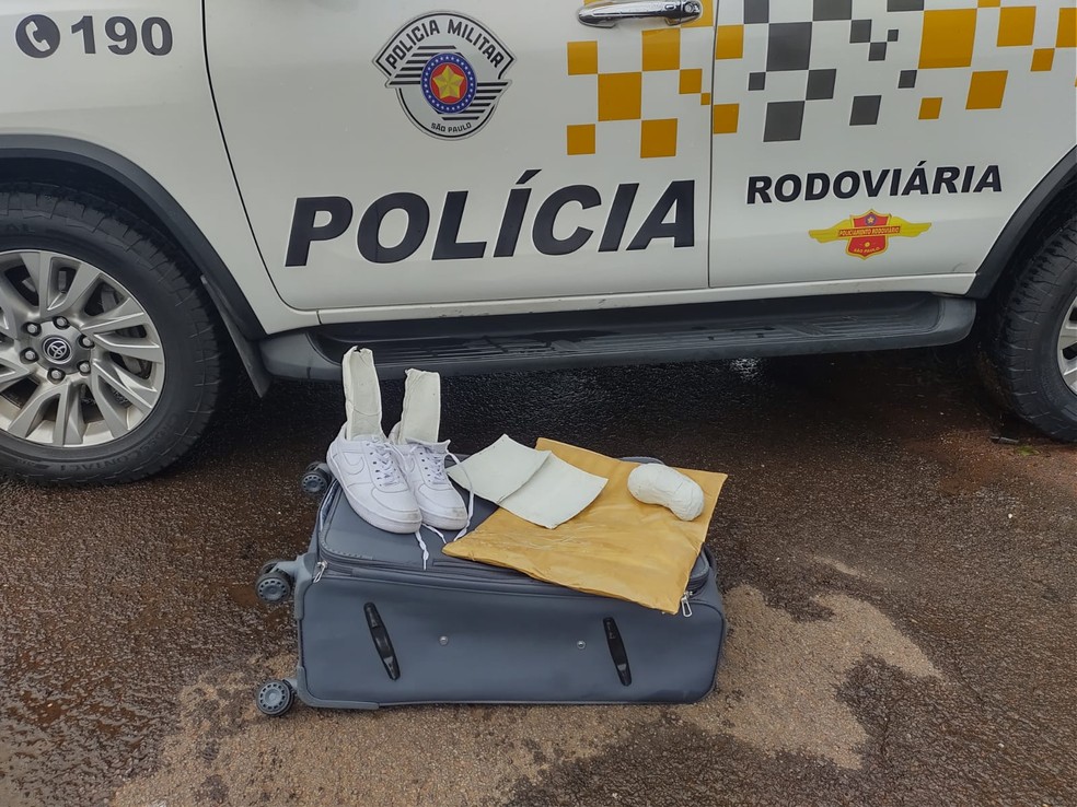 Droga estava na sola do tênis e no fundo falso de uma mala (cocaína, Ourinhos, boliviano)  — Foto: Polícia Rodoviária / Divulgação 