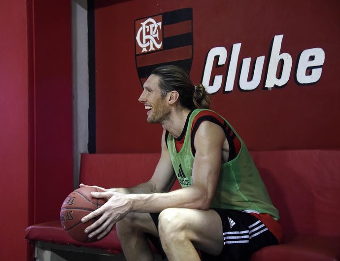 De olho no título, Herrmann vê o Fla em evolução e brinca: Nada de beijo