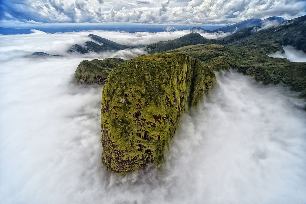 Brasileiro registrou imagem da cordilheira do mar cobertura de nuvens brancas. — Foto: Denis Ferreira Netto / TNC Photo Contest 2021